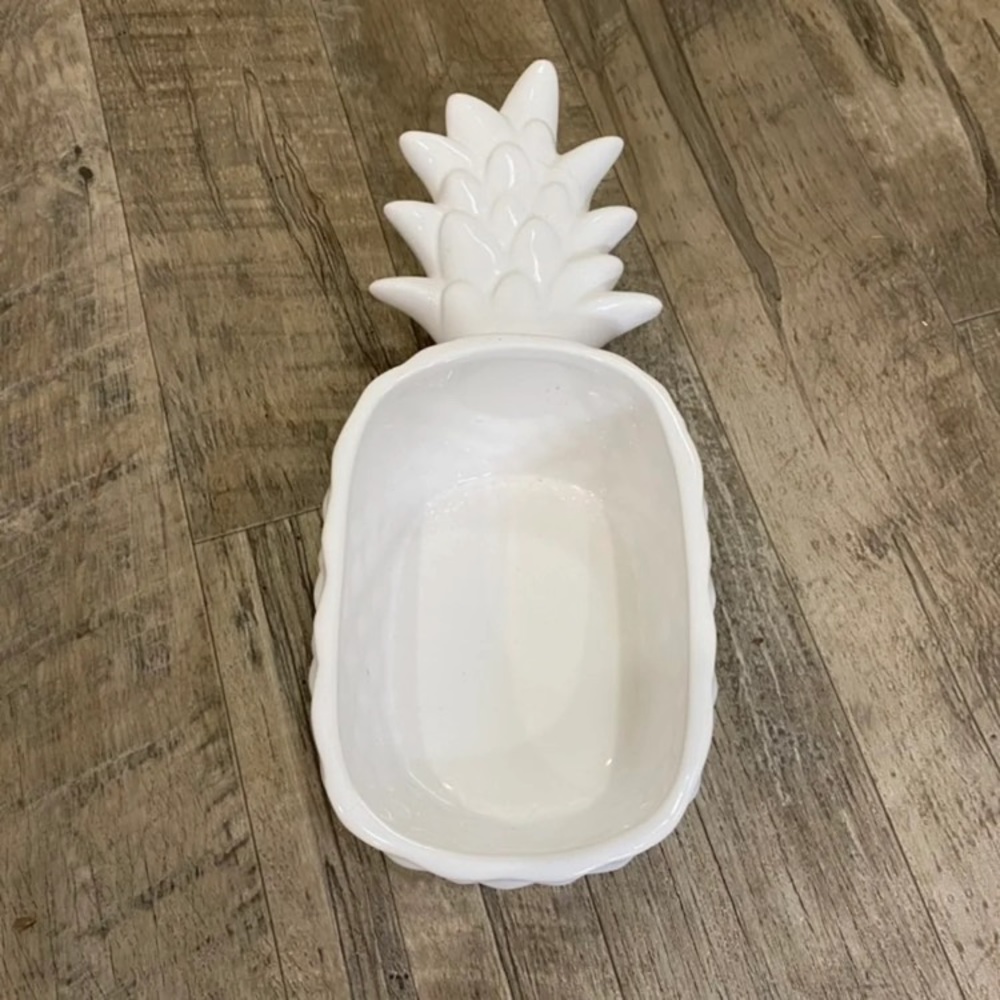 White ceramic pineapple bowl